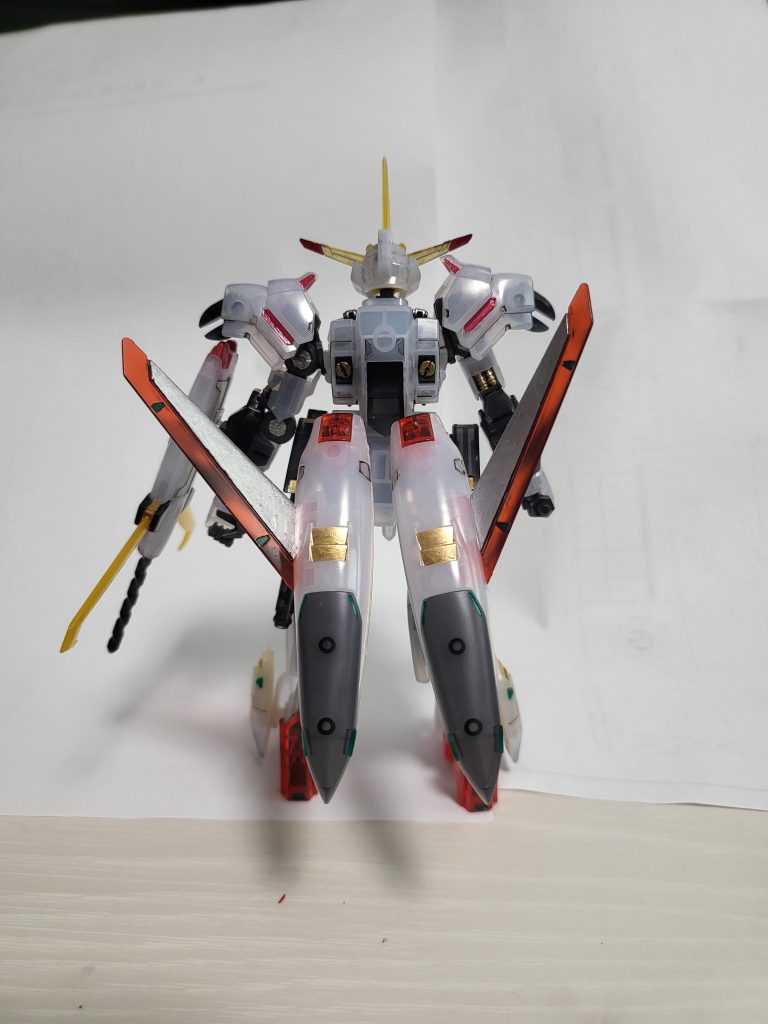 後片アーマーの赤色の塗装。失敗しました。