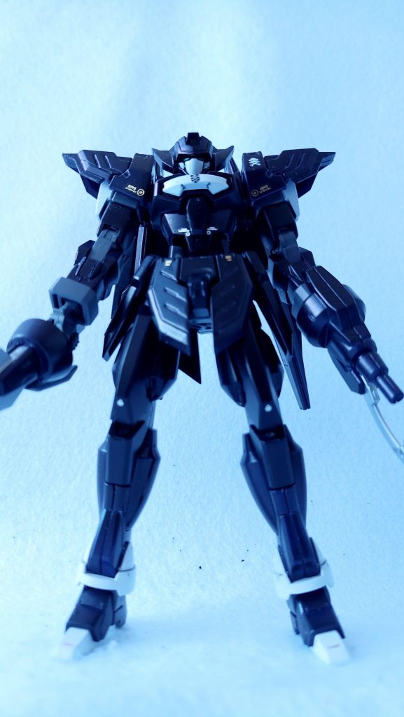 宇宙海賊ビシディアンの擁するMS、Gサイフォス。ガンダムAGE-2ダークハウンドやシャルドール・ローグといった独自の機体を運用する彼らですが、この機体はガンダムAGE 本編ではなく外伝「追憶のシド」に登場したMSです。私も読んだことない……一昨年あたりに買って積んでいたキットですが、方向性が決まってこのたび製作となりました。