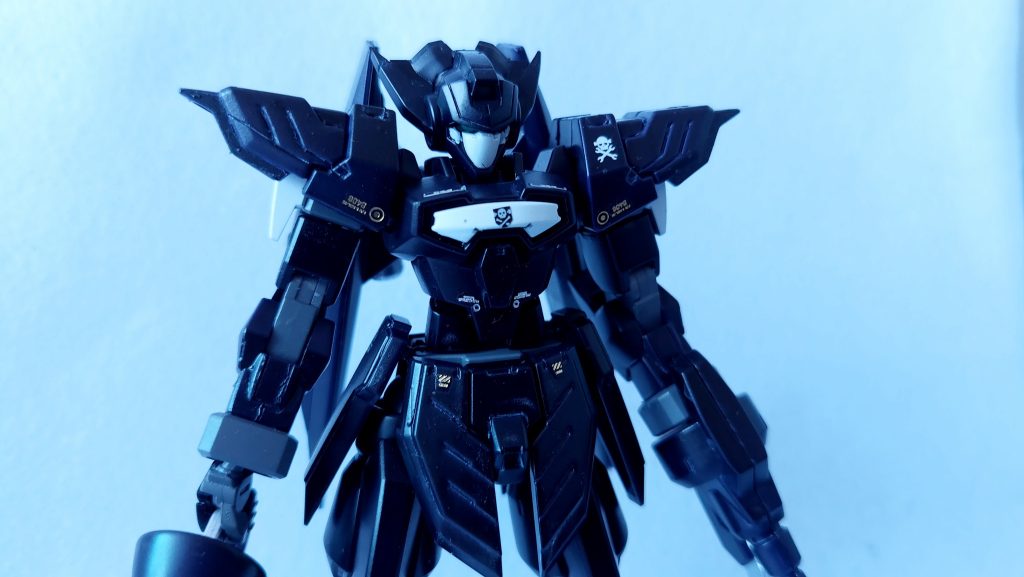 今回のコンセプトは「スプレー缶でダークパープルは作れるのか?」の実験。パープルはクレオス、タミヤ合わせても3色程度しかスプレー缶のラインナップがなく、比較的自由度の低い色です。けれど悪役っぽい色としてなまじな黒より魅力的な色でもあり、これを埋め合わせられないかという考えがありました。