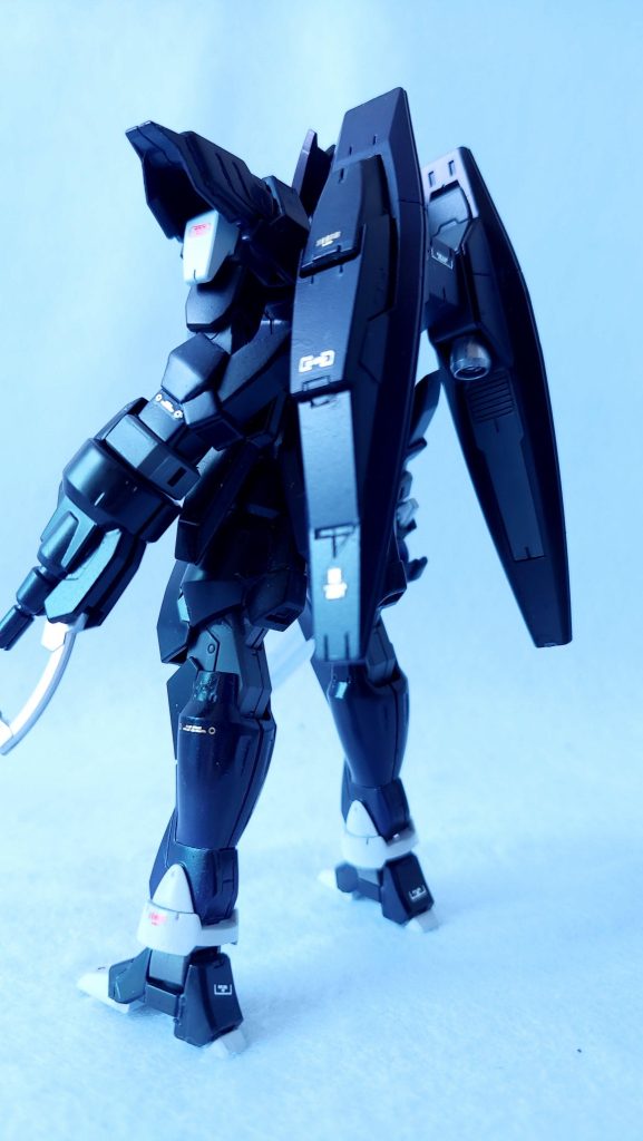 色を明るくするのは難しいですが暗くするのは簡単、スモークグレーを吹きかければOKということでスローネアインの時に倣って上から何度も色を重ねてきました。色は違いますがユニコーンガンダムの時は重ね吹きでモールドが埋まってしまったので今回は深めに彫り直し。結果はご覧の通り、加減の問題はありますがスプレー缶でもちゃんとダークパープルが作れることが分かりました。予想外だったのは黒サフの上から塗ったダークブルーが思った以上に黒寄りになった点。グレーサフとはだいぶ違う……