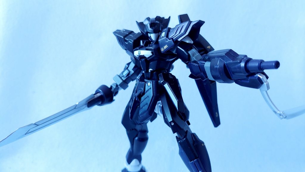 あまりゴテゴテした装備もないので可動は良好、フックの付いた左腕のドッズバスターHや高出力ヒートソードが目を引きますね。角度付の右持ち手が付属していてポージングさせやすいのも嬉しいです。独自の魅力が感じられるキットでした。