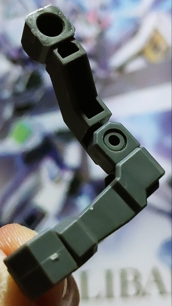 この子です。補助アーム。製品としては、この「補助アーム」のお陰で腕にかかるバリアブルロッドライフルの全重量を分散できてはいるものの、実は「腕に接続する際に、なにか引っかかりがあればサーカス飛行の取り回しもできるのでは?」と細かく観察して思い至ったのが今回の改造です。