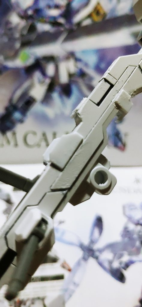 少し接着剤で表面ザラついてますが、お許しを。何をしたかと言いますと、ライフルを持った際に肘部分が密着するところに0.5mm厚のプラバンを固定しました。また、合わせて腕の出っ張りにピッタリと沿うようにガイドをプラバンから切り出し、接着剤で貼り付けました。これにより、今回のエントリーのメイン写真のように片手でライフルを保持できるようになりました。