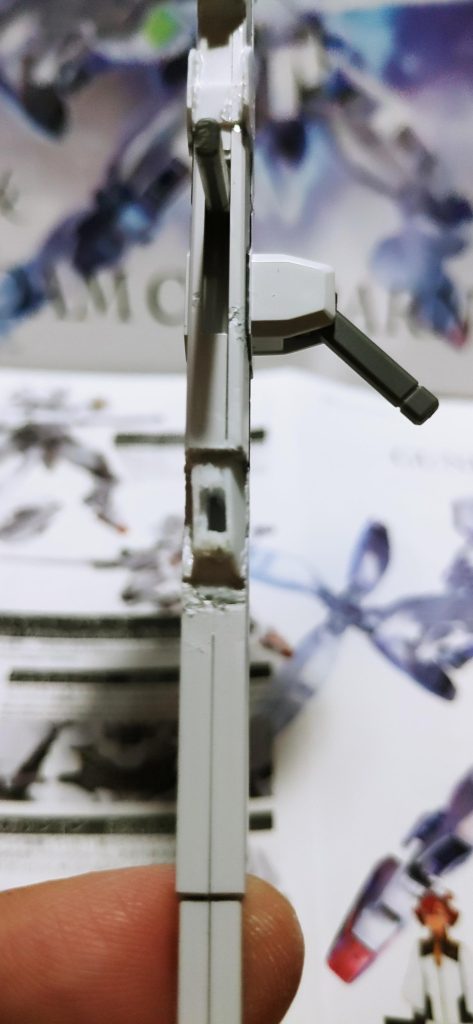 ここまでやってみて、魔改造の脳にあの「ニュータイプ」的なひらめきが!「エスカッシャンを合体させて、さらにバリアブルロッドライフルにキャリバーンが乗れば、格好いいサブフライトシステムが完成するんじゃ!!??」と思った瞬間にエスカッシャンの合体のためのジョイント部をプラバン貼り貼りして増設しました。