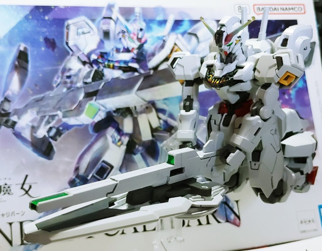 はい。こうなりました。長距離巡航形態。いわゆるライドオン!です。浮いてるのは、太ももの3mm穴にスタンドを接続してます。この状態でブースター展開はもちろん可能。これ、もうアレです。魔女の◯急便。デッキブラシじゃないけど。