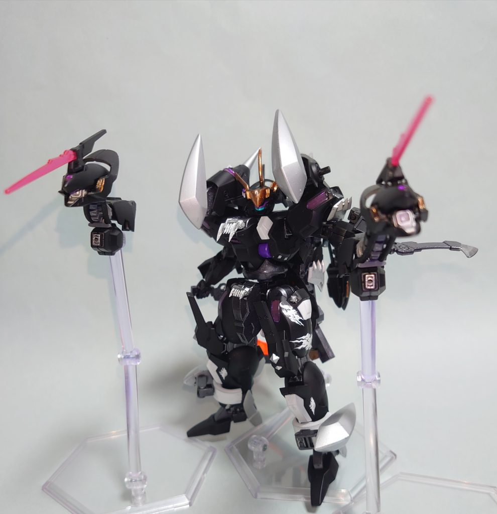 基本的にレース用の機体なので明確な武器らしい武器は手持ちのナイフですが、尻尾を変形して取り外すことで大型ヒートソードになります。普段は放熱板兼スタビライザーみたいなにして機体の走行と冷却を補助する役割です。・・つまり、武器として使って破損させるのはあまりよろしくない装備です。