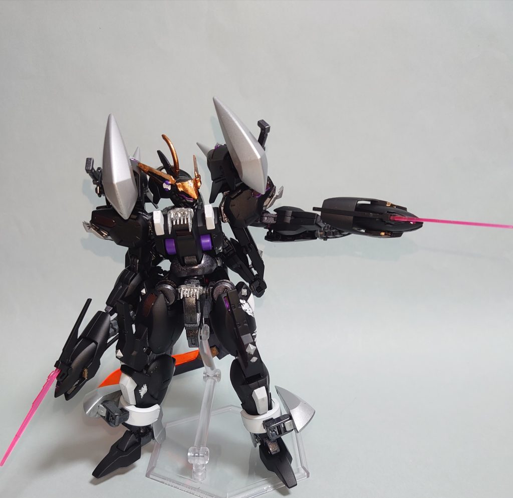 そして背中に取り付けられていたケルベロスウィザードは飾りではなく、ダリルバルデのイーシュヴァラと合体した「イーシュヴァラFタイプ」に変化しています。もちろん、イーシュヴァラなのでそのままドローンとして射出。内蔵されたビームサーベル/ビームガン、ビーム砲、ビームファングで攻撃が可能です。