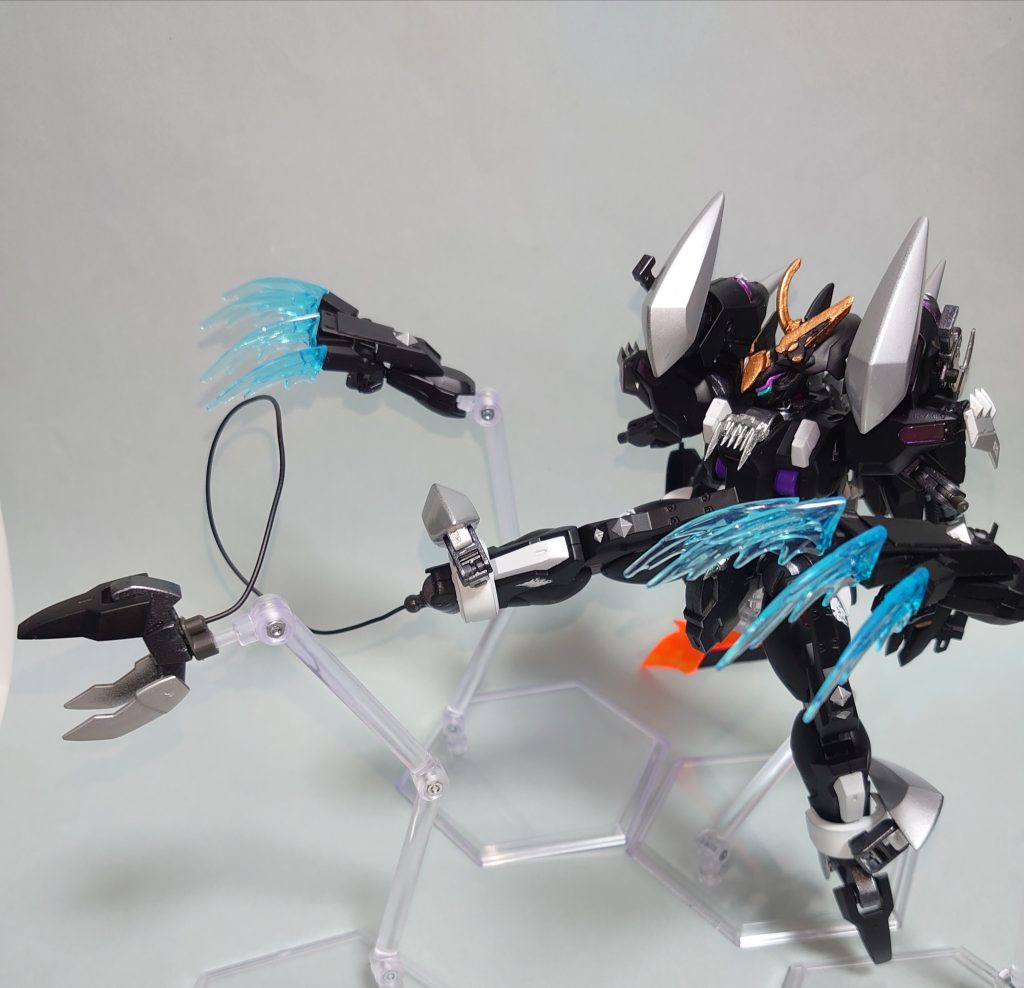 また、ダリルバルデの腕交換をギミックを活かしてイーシュヴァラAタイプとFタイプを入れ替えることができます。ケルベロスウィザードをメインアームで使用できるため、より攻撃的な形態になります。ダリルバルデの機能は一通り使えるため、装甲しながら足のペレットマインをばらまいたり、脚のシャクルクロウで敵機を拘束・けん引することも可能です。背中のイーシュヴァラFタイプも合わさって、全身で「噛める」機体になっています。