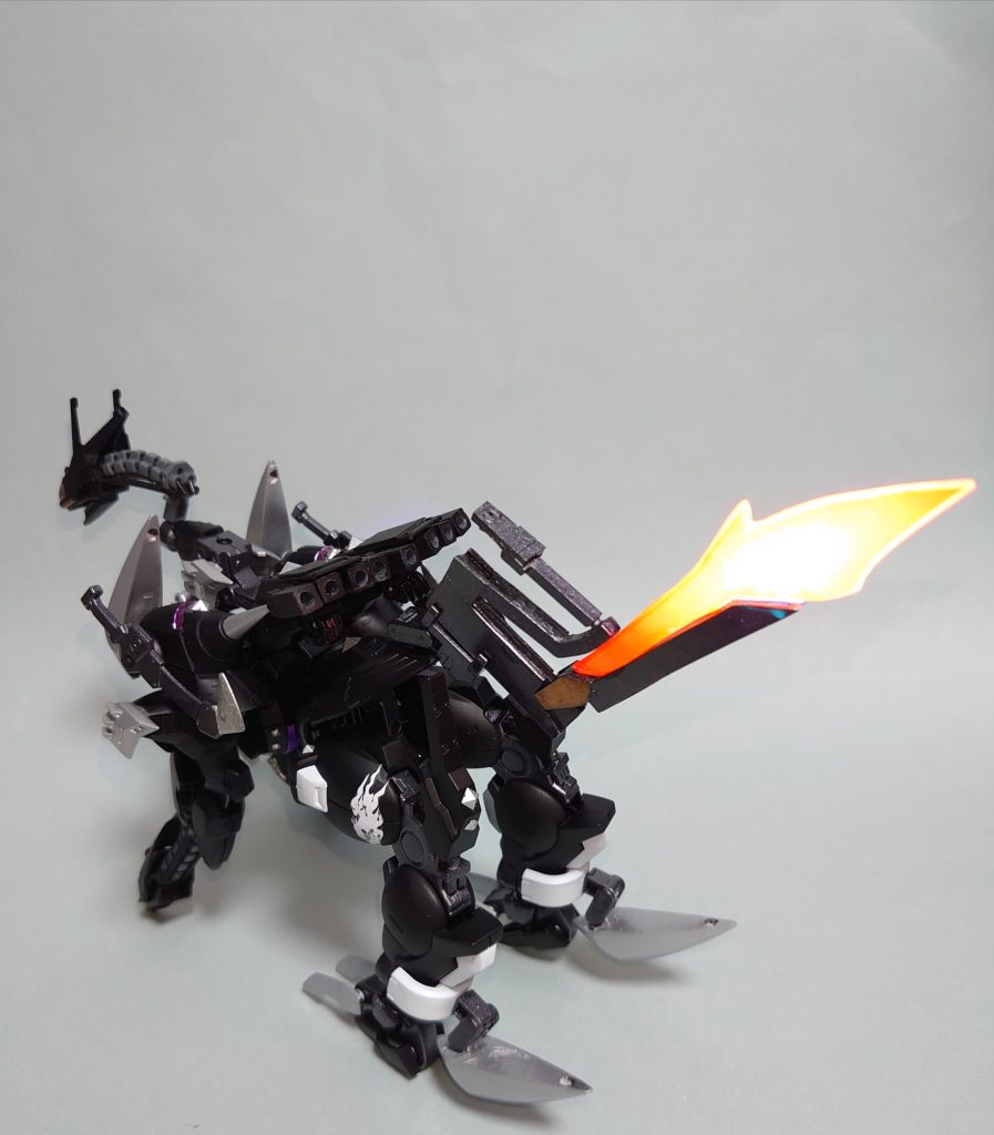 以上！ヴィントバルデでしたいかがだったでしょうか？今回の機体は模型Vtuberの「ぷーすとイチニノ」さんのガンプラダービーコンペ（通称イチニノコン３）用に作った機体になります。ガンプラでダービーということで当初は（中の人的な意味で）フェルシー・ロロ専用ディランザを作るか、馬に変形するディランザを作ろうとしたのですがどう考えてもレース向きの機体じゃないということで、同じジェターク社製のダリルバルデをベースに製作しました。モチーフはもちろんシンコウウインディです。前身に牙を備えて噛み癖の悪さを表現したり、ウマ娘の方の髪型や目の光るスキル演出を落とし込んでみたり、中の一つながりでジェターク社の機体をベースにしたりしてみました。基本的にいつもは特定のガンダム作品世界の設定ありきで作ることがほとんどなのですが、こうした自由なテーマで異なるガンダム作品の機体を組み合わせて作るのが楽しかったです。次回は普通に水星の魔女の機体を投稿としようと思いますのでまた見ていただけると嬉しいです。それは最後まで閲覧ありがとうございました。