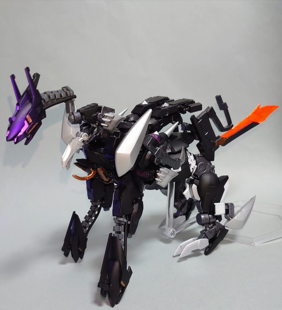 そしてサムネで登場した馬形態に変形することができます。ブースターでの移動を基本とするMS形態に対し、こちらは四足の走破性の高さを活かし、直線を突っ切ったり、障害物を飛び越えることができます。基本はこちらの馬形態で走り、小回りなどの運動性が要求される場面ではMS形態に変形します。