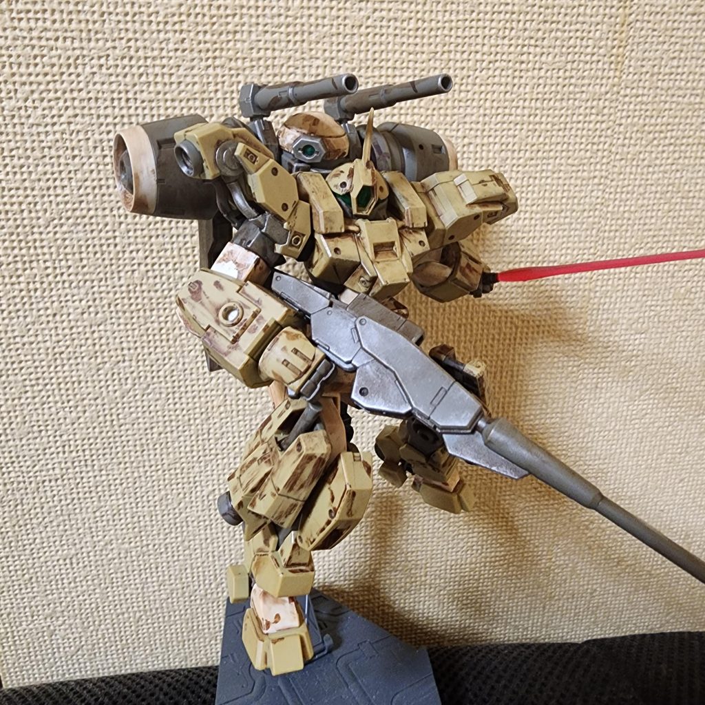 TAMIYAウェザリングマスターで肩のパイプ部分やビームライフルプラスにシルバー乗っけてみました画像じゃあまり伝わらないけど、実際見ると金属感が増していい感じ