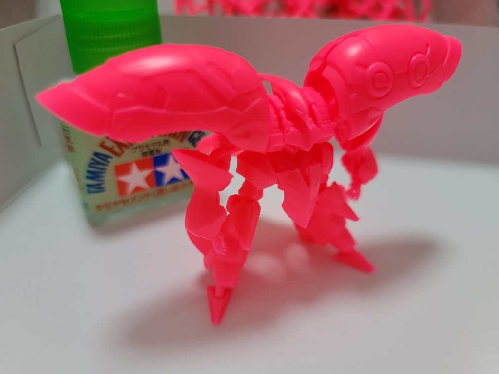 パーツポロポロするところは接着しました