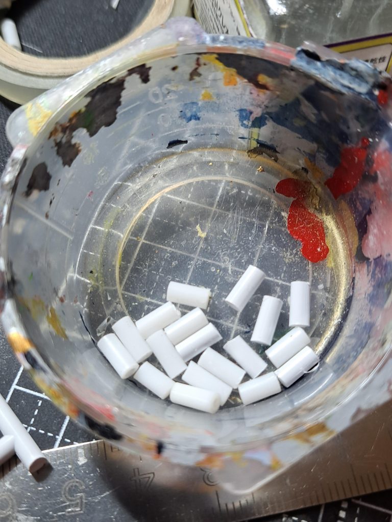 赤いパーツには3㎜プラ棒やガンプラのランナーを切り出しました