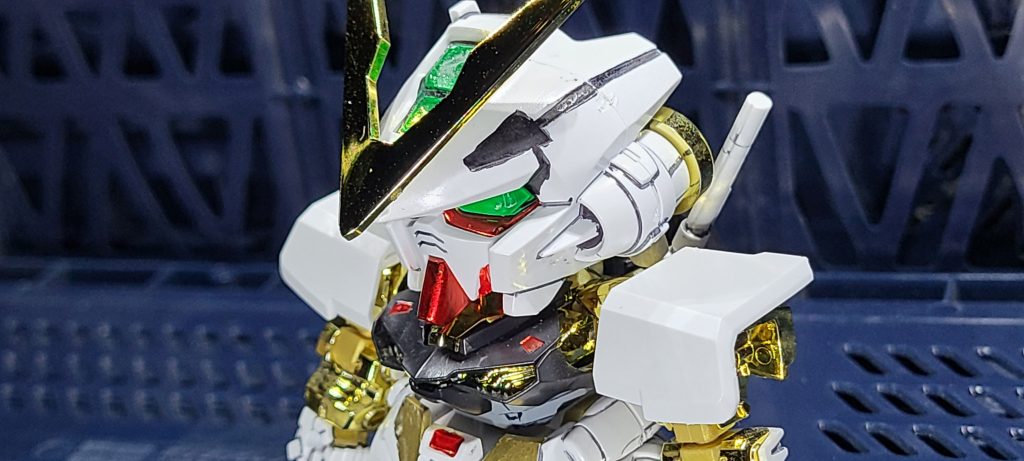 マッキーゴールドの他にはガンダムマーカーのアイグリーン、レッド、ブラックを使用しました。アイグリーンは良い発色になったと思います!ゴールドフレームはランナーの仕様上,ツインアイの赤の部分や顎も金なのでレッドで塗装するとあら不思議、メッキの上から塗ったからかメタリックっぽくなっちゃった。
