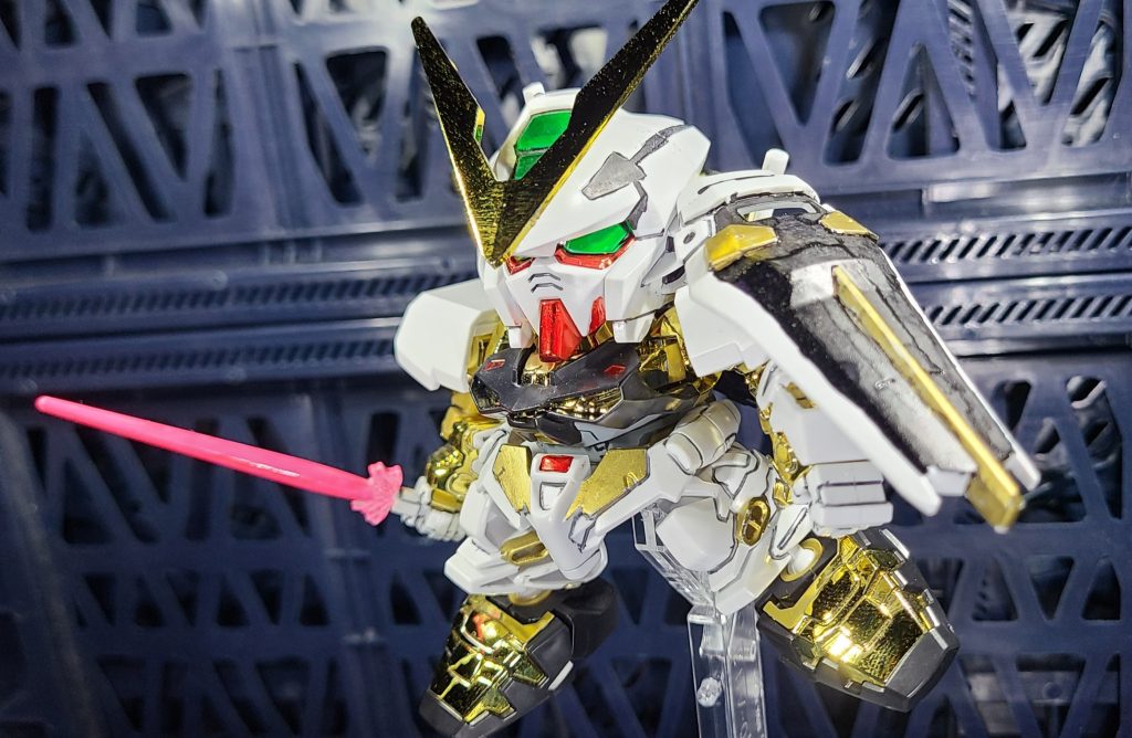 ビームサーベルはガンダムマーカーの蛍光ピンクで塗装いつもながら良い発色をしてくれます。