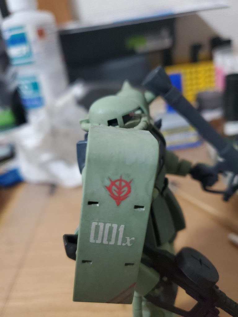 つや消しを吹いてからMrウェザリングカラーでウォッシング作業使用した色腕、 シールド グランドブラウン、マルチホワイト胴、スカート、足裏オーカーソイル、マルチホワイト武器マルチブラック、マルチホワイト