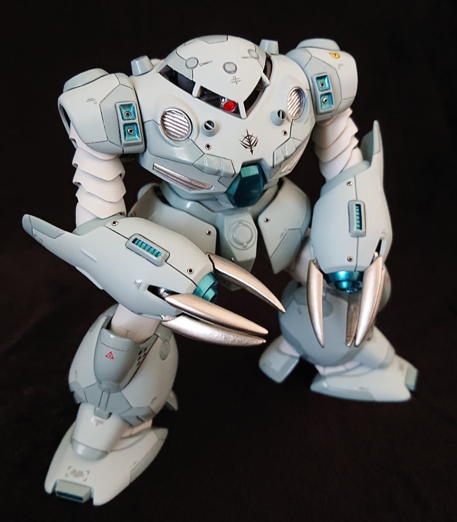 モノアイを可動式にしたので、こっちも見られる(ジロリ)。そして、スリッパの先にもディテールアップパーツをちょいと😊