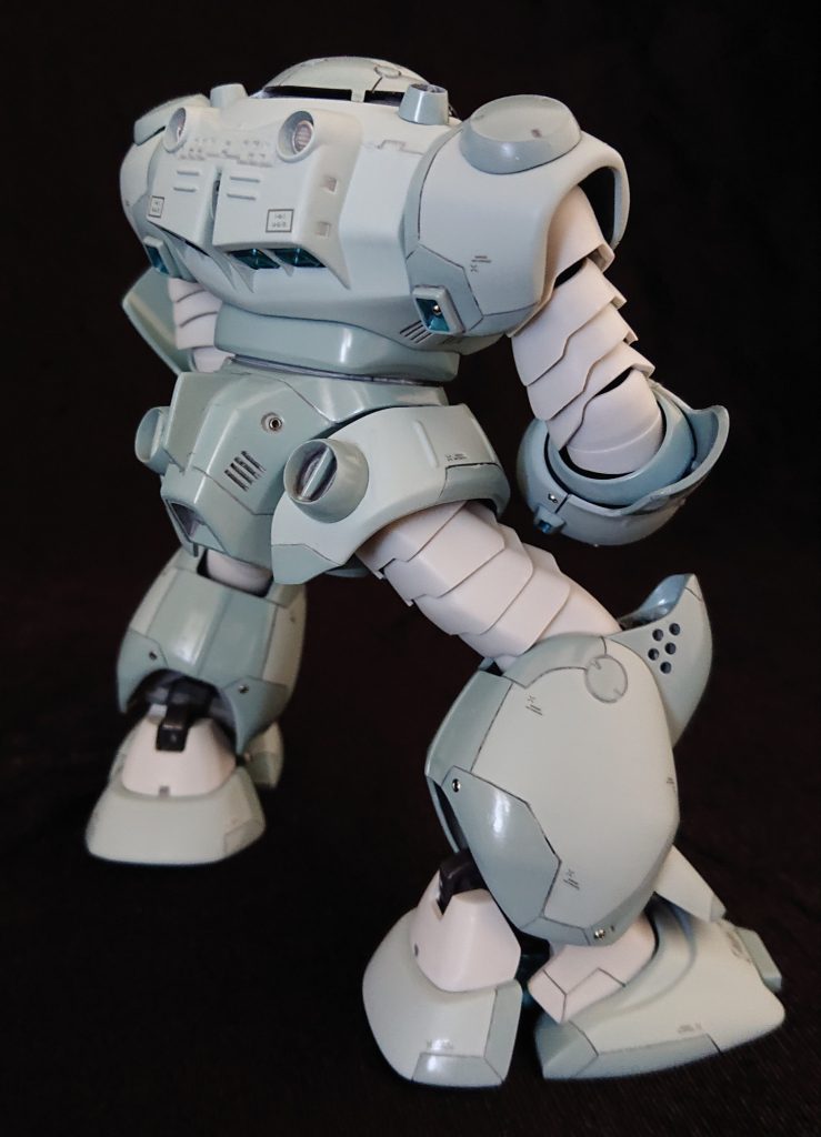 肩、尻には丸モールドをくっ付けて😁