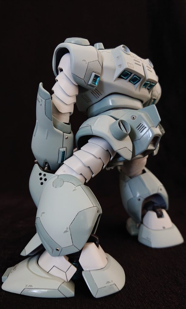 猫背にして、あおりで撮れば、なかなかの迫力😆。ヒザはピンバイスで穴を開け(簡単なくせに効果的)