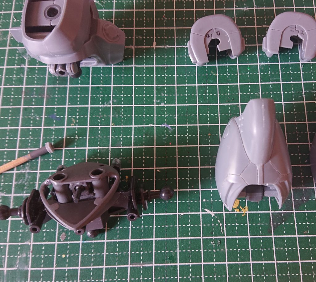 左下写真のように固定モノアイをボールジョイントとシリンダー機構で可動式に。後のパーツは、合わせ目消し、後ハメ加工、スジボリなど行ったパーツたち😆