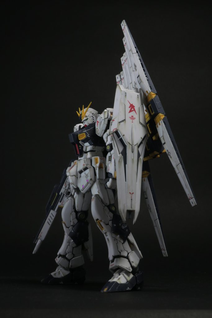 ファンネルのおかげで背が高くなり、写真を撮るのが一苦労。ファンネルとシールドの位置的に左重心なので、飾るときのバランスが難しく、こちらも一苦労。