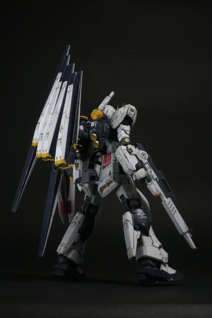 ウェザリングはドライブラシがメイン。その後、リアルタッチマーカーのブラウンを点描し、湿らせた綿棒で垂れた汚しを追加。ウェザリングマスターでシャドウと汚しを追加。