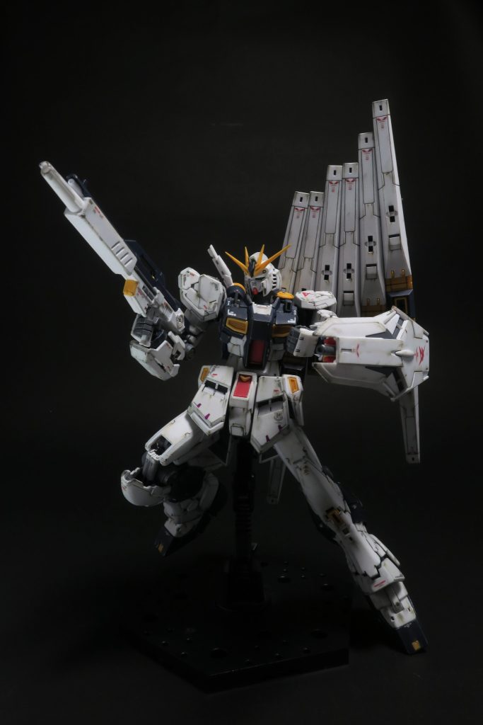 ウェザリングが終わったら、ガンダムマーカーのメタリックでポイントに部分塗装。フロントの腰のアーマーはメタリックピンク。これ単品で売って欲しい。