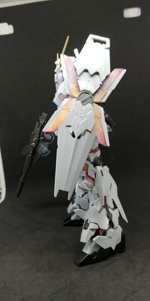 サイコフレームはナラティブガンダムと同じ水性ホビーカラーのワインレッド、今回は上にホロレッドを角のイエロー部はＧイエローの上にホロイエロー