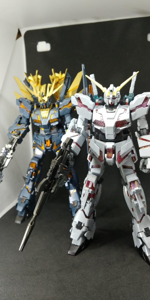 ガンプラ２作目のバンシィノルンと共に。ガンプラ２作目でのバンシィノルンは１作目のエアリアルから急に大変さを感じましたが、さすがに33作目になるとそこまでの大変さを感じなくなるものですね。まぁ、技術はまだまだ多少良くなってきた位な程度ですがね😏