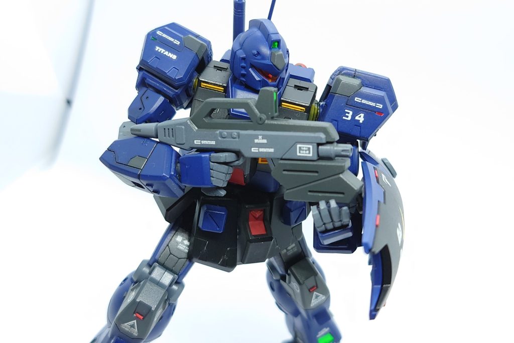 ビームライフルヘイズルと同型のビームライフルを採用。これに合わせて同部隊のビーム兵器のEパックはほとんどが同型に統一されており、積極的な連携を取ることを主眼に入れている。