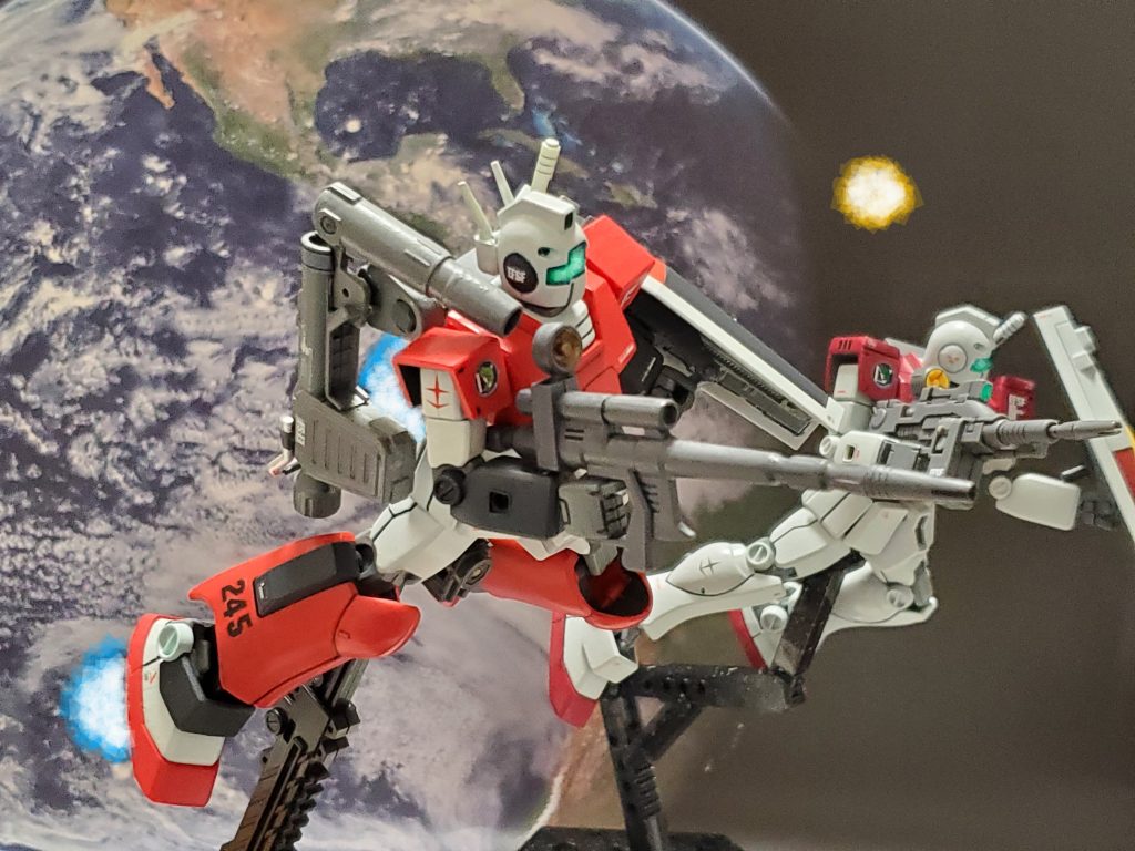 宇宙世紀0079年10月、連邦宇宙軍はルナツーを拠点に衛星軌道宙域にて制空権確保のために戦闘を繰り広げていた❗その数々の戦闘の中、バニング中尉率いる第4小隊は1人も欠ける事なく戦果を挙げていた😊その実績を評価され小隊に先行試作されたジムキャノンが配備👍✨中距離支援型という特徴がある機体のため、パイロットには常に冷静で戦況を見る事が出来るチャップ・アデル曹長が選ばれた🎵