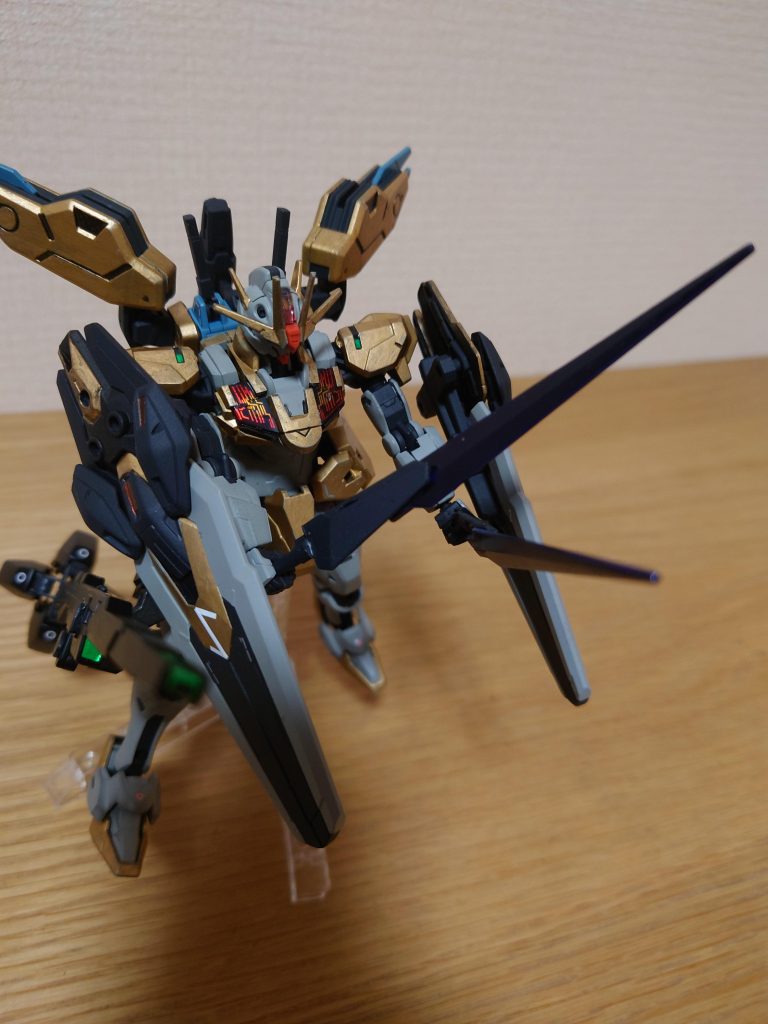 ダブルガンビットシールドで攻撃を防ぎつつ斬り込むグルヴェイグ。