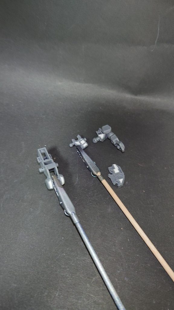 肉抜き穴が目立つ脇の下、膝横、膝裏、足首などを埋めました。