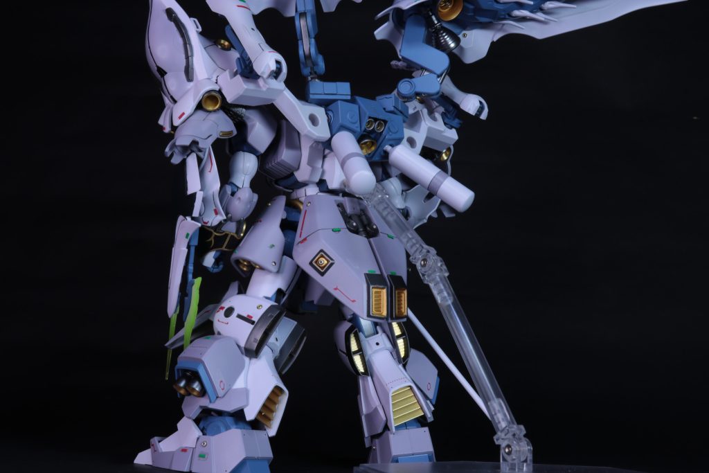 クシャトリヤの背中にはサザビーのバックパックを取り付け取り付け方法は、100均のナノブロックを使用。ガッチリ付けられるのでおすすめ