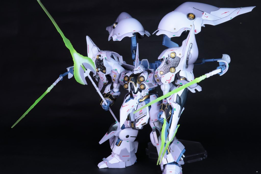 ネオ・ジオングの肩部分にクシャトリヤのバインダーサブアームを取り付けて、収納、展開、ある程度可動するようにできています。アーム先端にビームサーベルを取り付け隠し腕状態にしています