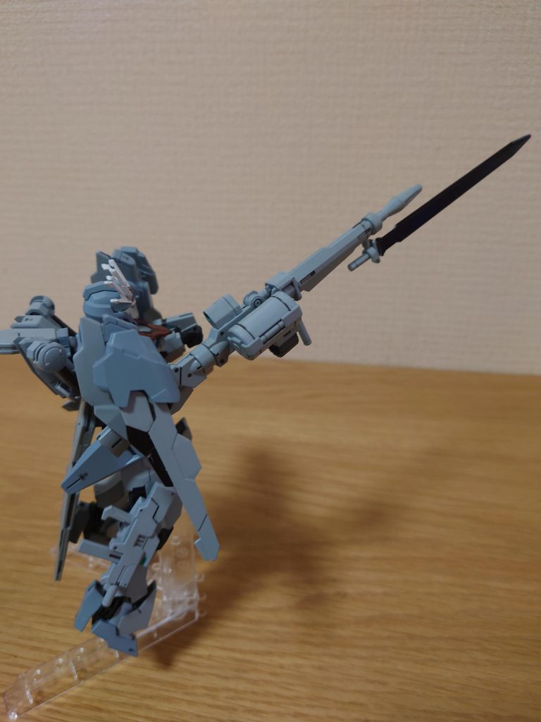 ビームライフルの先に銃剣を装備しており槍としても扱える。