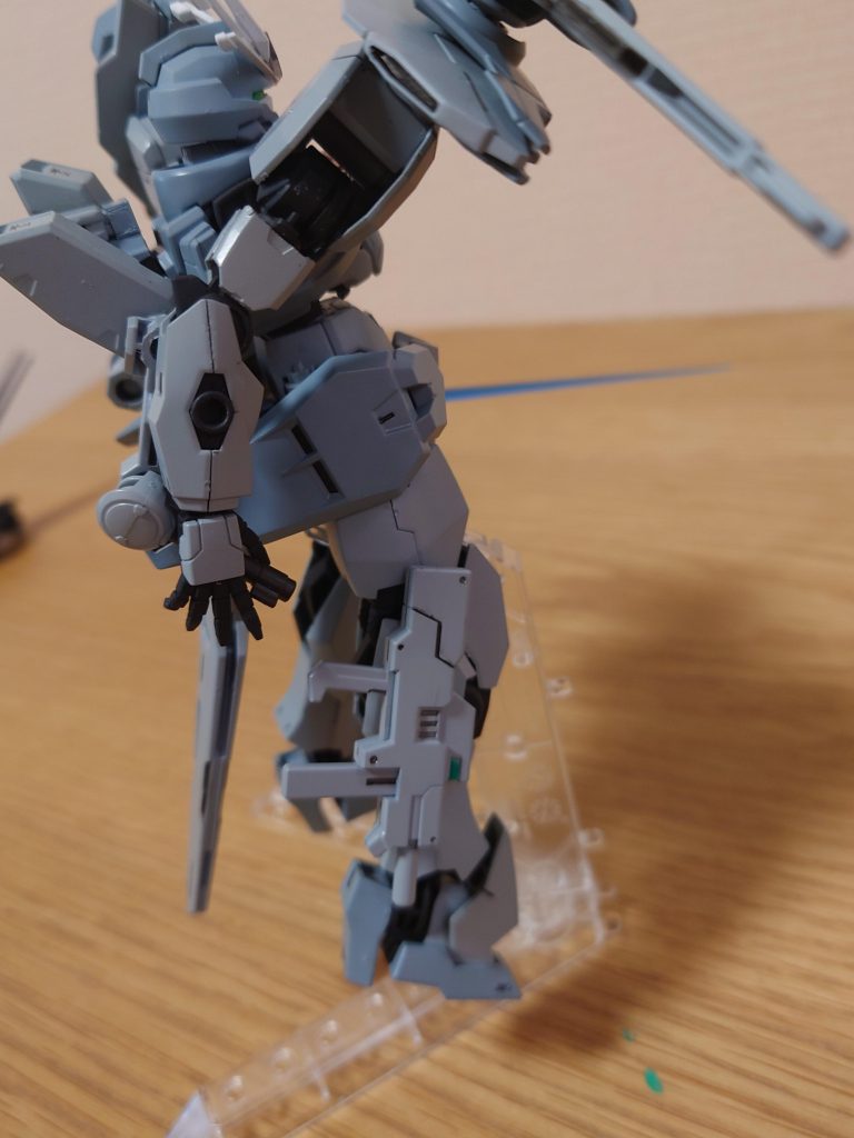 ビームサーベルはスラスター側面に装備されており、使用時は速やかに抜刀できるようにアームが可動する。