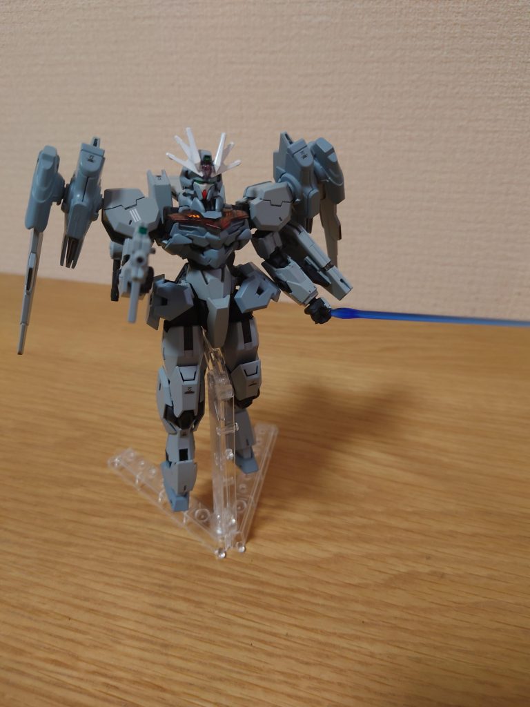 基本武装はビームサーベル2本とビームカービン1丁、ビットステイヴを7基。ビットオンフォーム時は特に高い機動性を発揮できる。