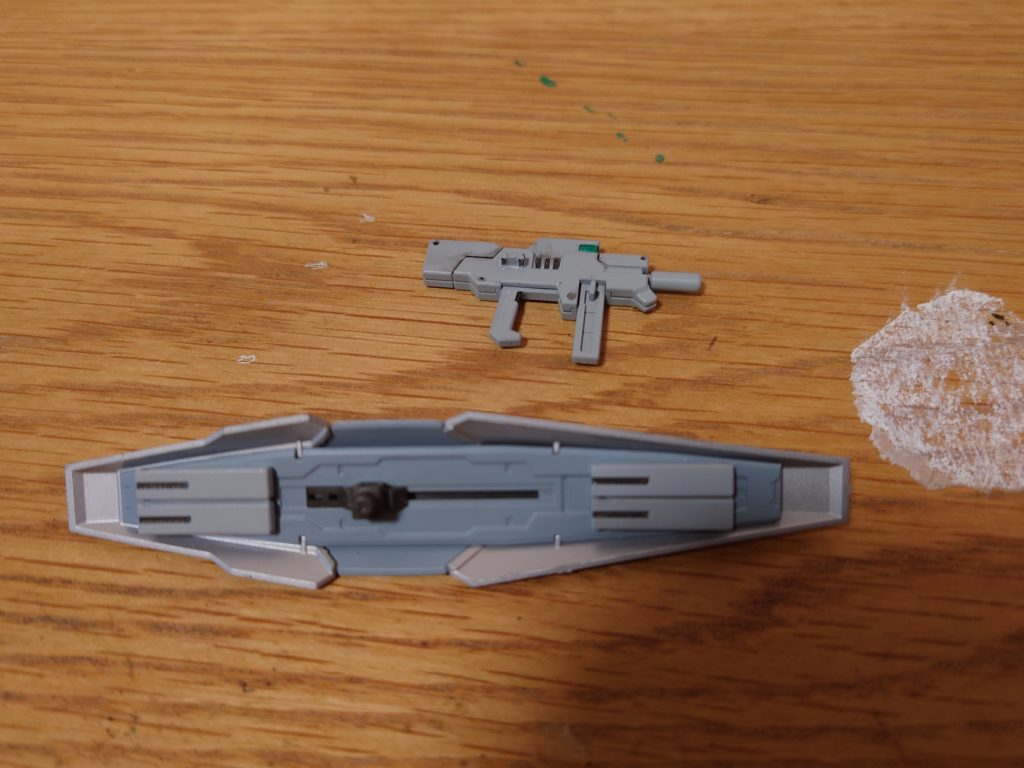 武装はガンヴォルヴァのビームカービンやシールドを少し加工。予備マガジンを4つ装備したシールドと左脚にマウント出来るようにしたビームカービン。