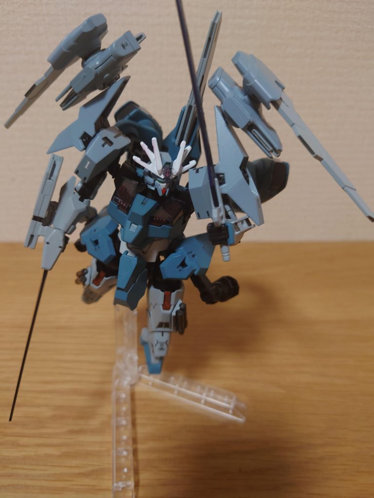 射撃武装は牽制に使用されるガンビットのみ。