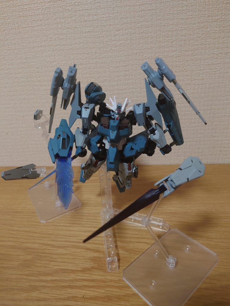 後部のサブスラスターはガンビットの補給の他、ビームブレードを形成できる。