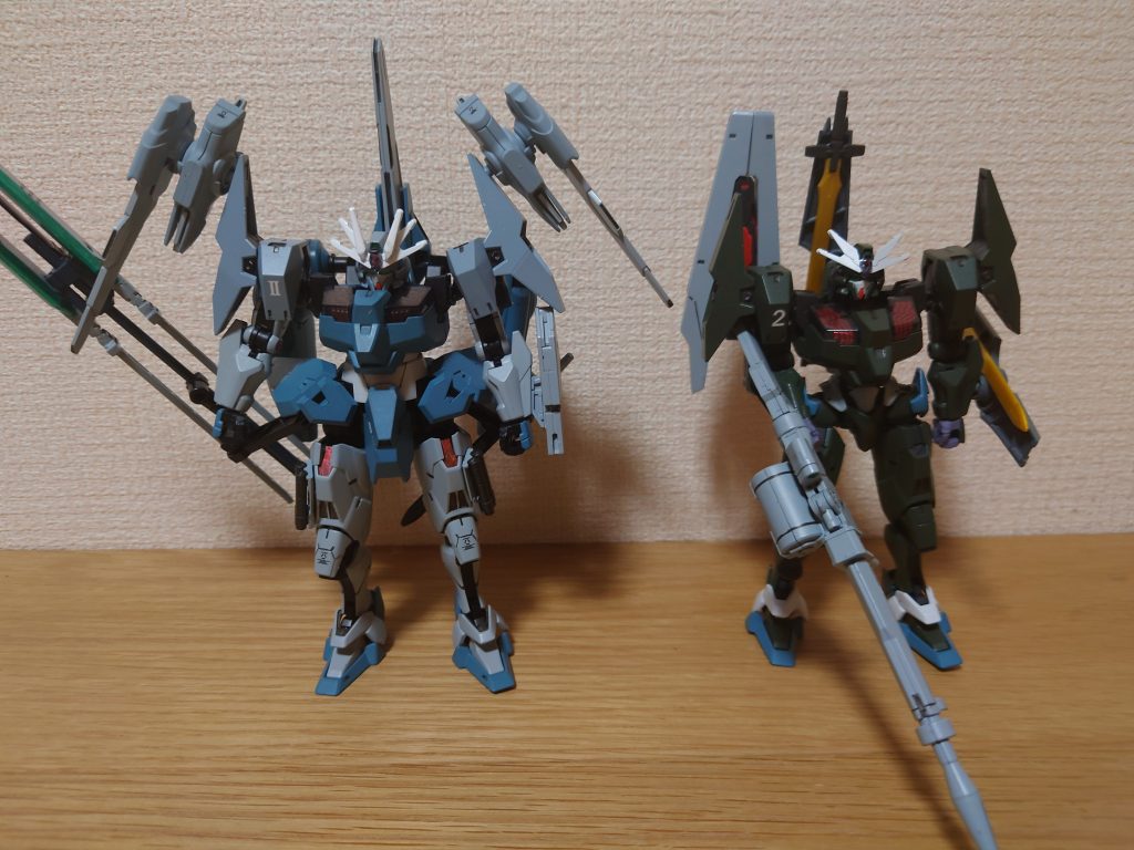 改修後(左)と改修前(右)スラスターが強化、増設されているため重装備だが改修後の方が圧倒的に速く動ける。