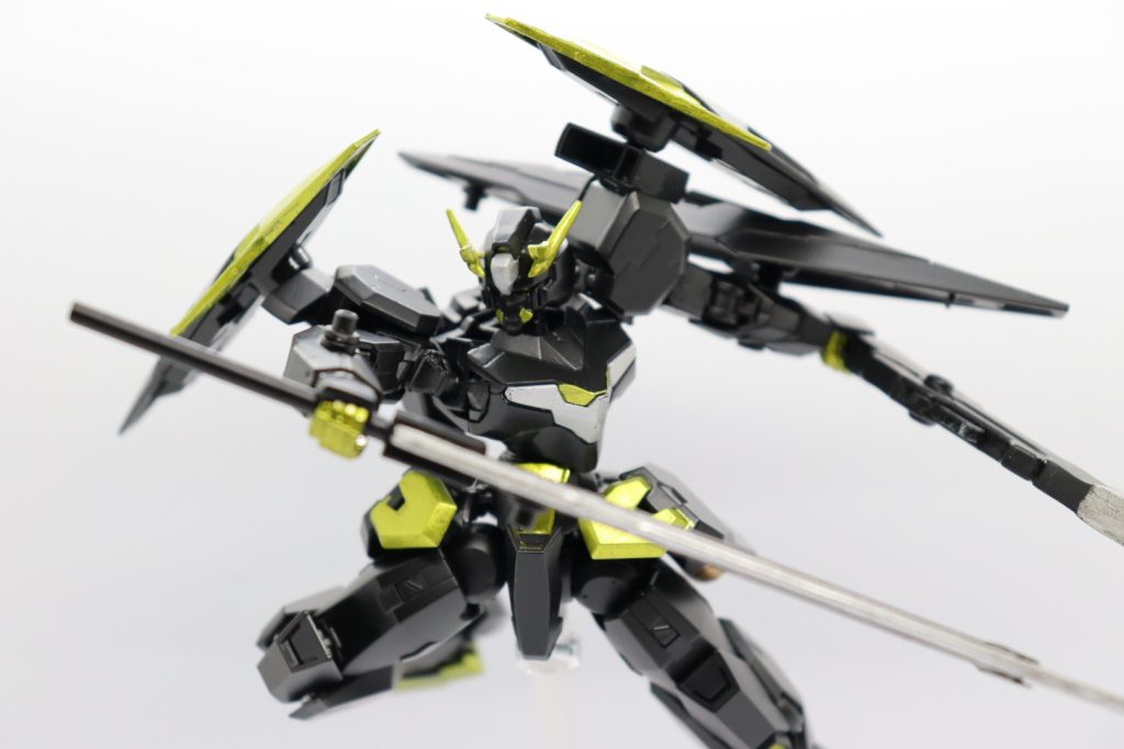 基本武装は背面の大剣「バスターナイフ」と銃になる機能を搭載した「ガンナイフ」の2つ。二刀流ってやっぱいいよね