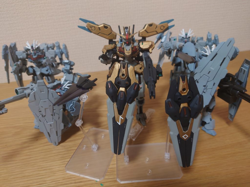 他のガンダムを従え戦闘するグルヴェイグ。指揮官機としての能力も高い。