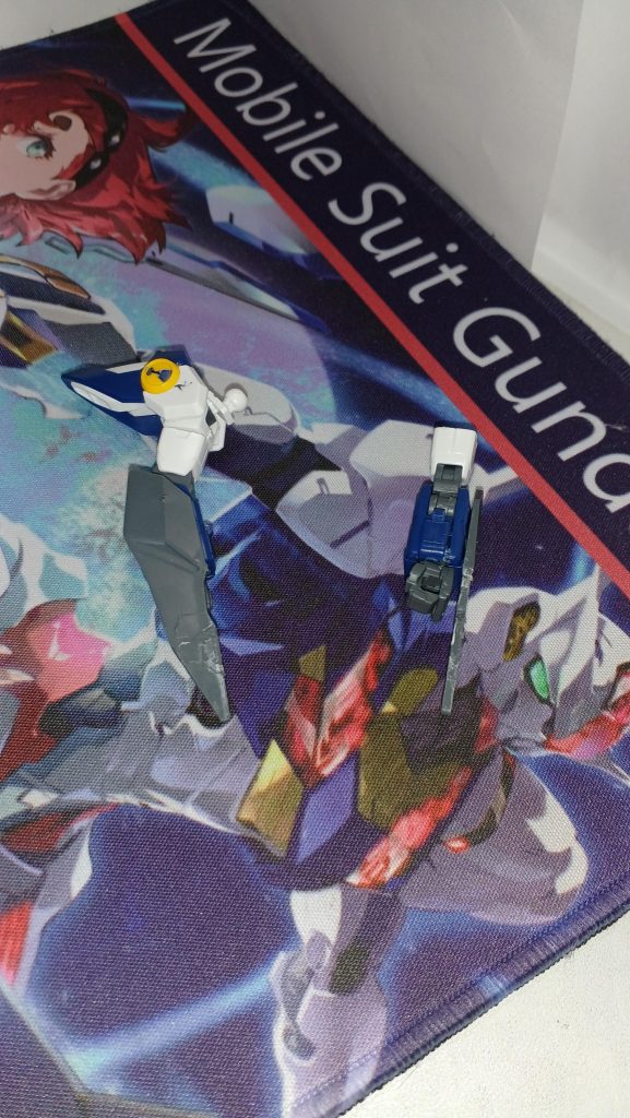 腕部です。爪は、シールドがサイコガンダムに折られて帰宅してきたので、変形できないからと地味に邪魔だからとりました。