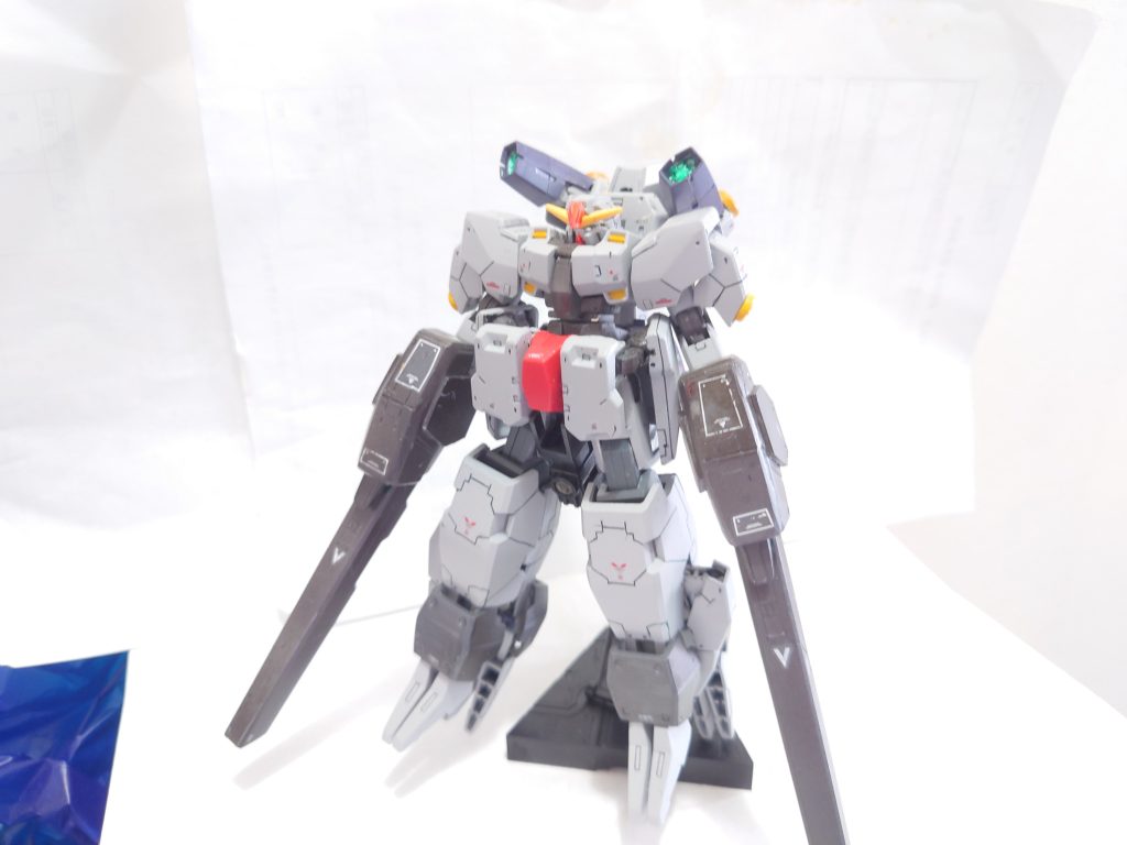 背中にセラフィムガンダムか取りつくようにマグネットを仕込んて見ました　磁石部は塗装剥がれがひどいです。