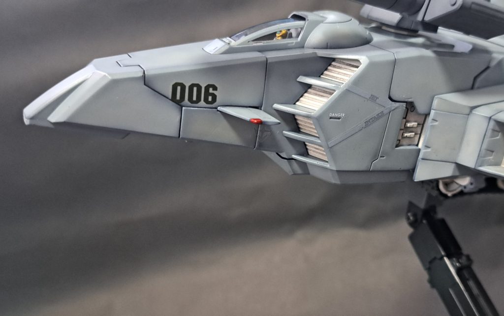 戦闘機っぽくデカールを貼りました