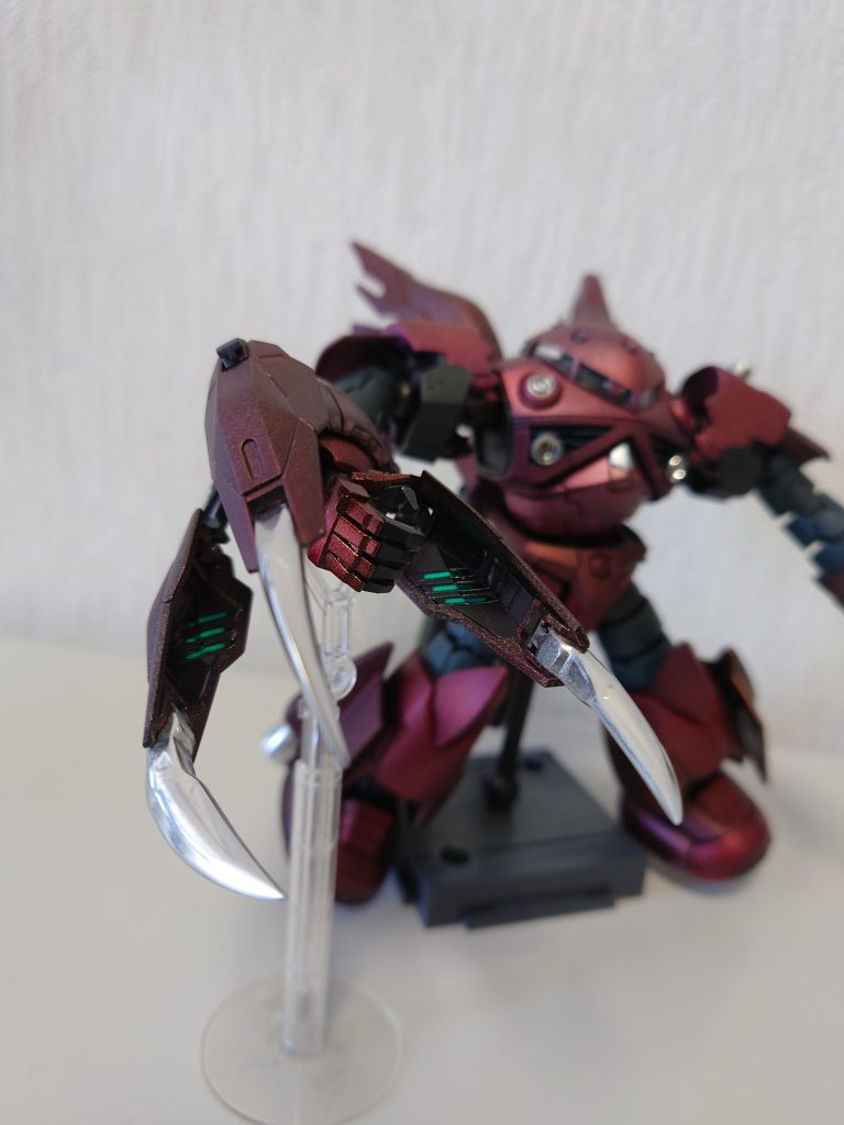 金下地で赤のクリアー数種で塗り分けたのですが、濃くなりすぎてしまいました。