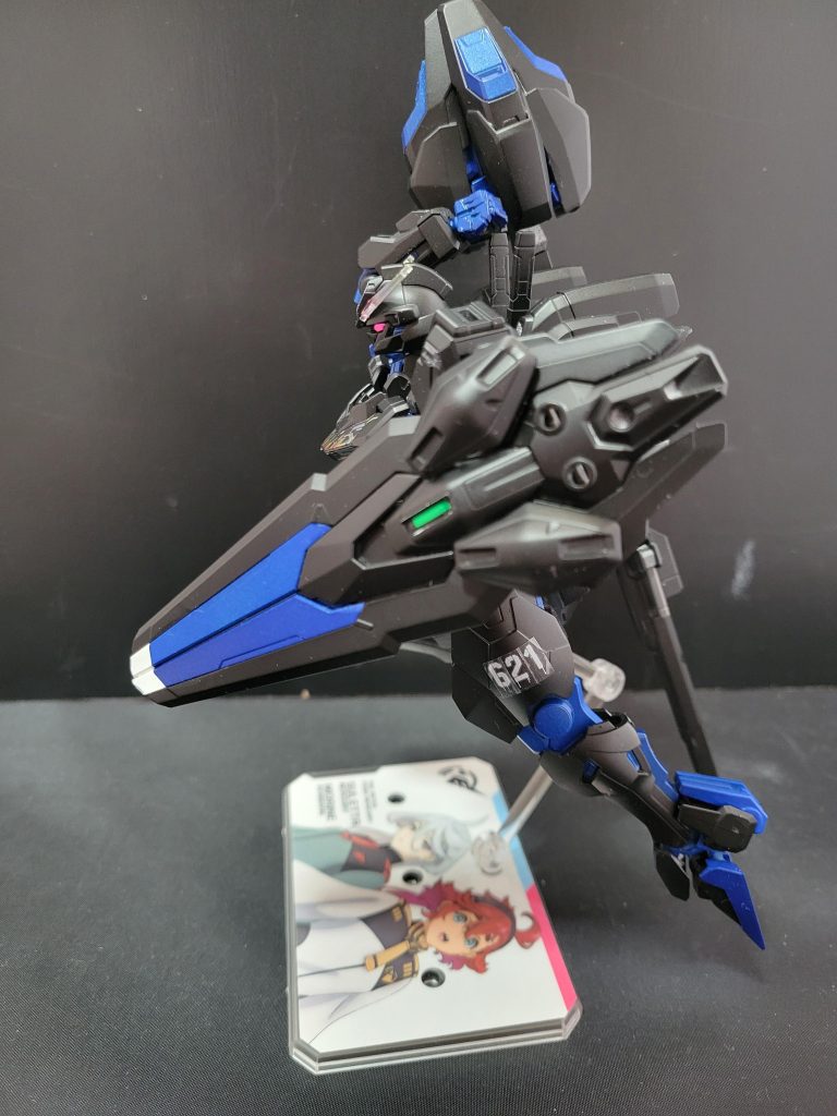 キャリバーンは白を基本カラーとしているので、黒にしたらどうなんだろうと思い挑みました。思いっきり悪役のイメージができました。また、左太ももの621ナンバーにピンと来たひとは同志ですね。