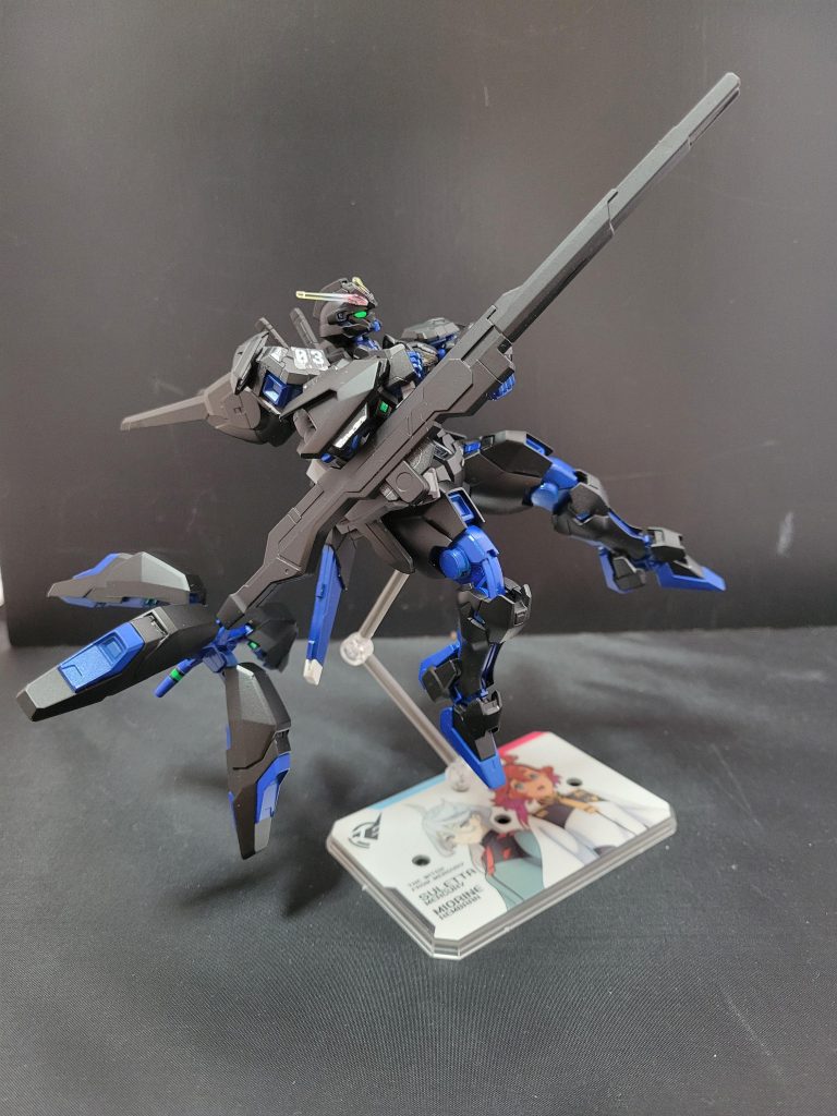 瞳のシールは2種類あったので、ウイングガンダムフェニーチェをイメージして左右別々にしました。肩の03ナンバーシールは3番機をイメージしました。